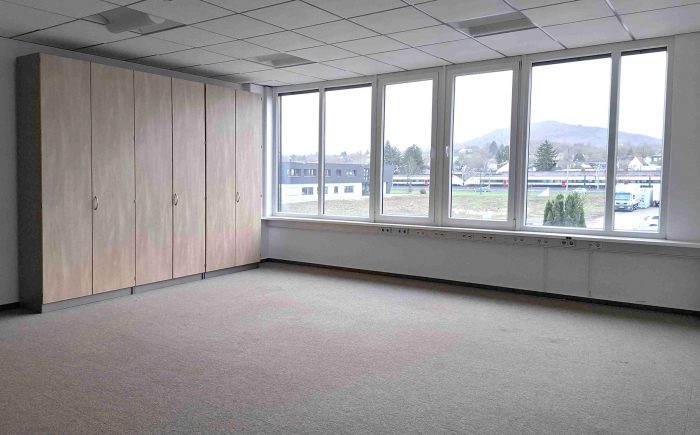 Baden-Baden: die gepflegte Büroeinheit befindet sich im 1. Obergeschoss