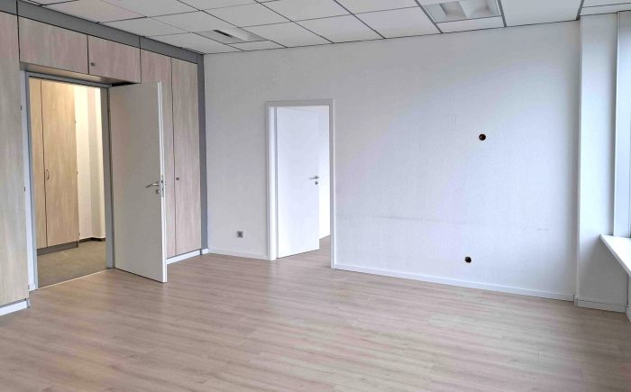 Immobilie zu mieten mit funktionale Raumaufteilung sowie großzügige Fensterfronten