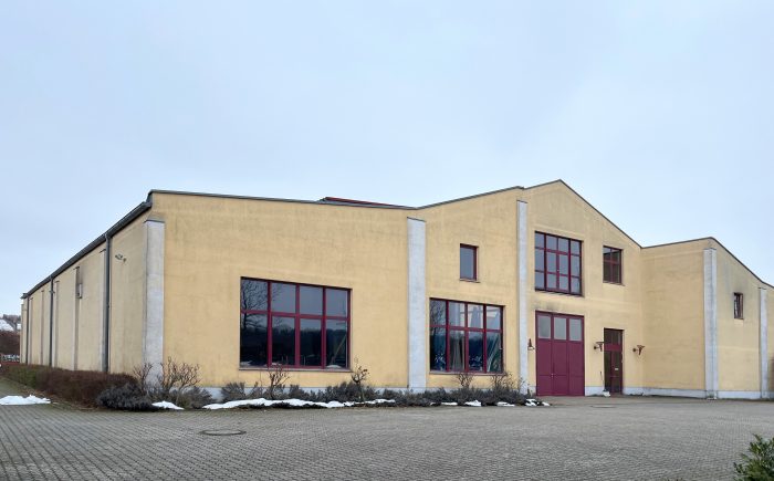 voll entwickelter Weinbaustandort mit Produktionshalle und Rebland 