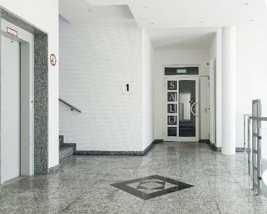 markante Architektur mit einem außergewöhnlich gestalteten Innenbereich