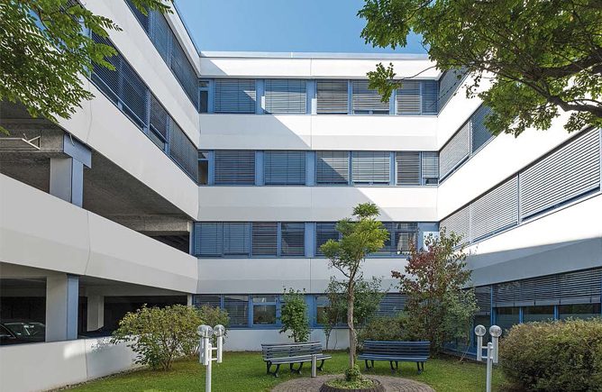 Gewerbeimmobilie mit  Büroflächen, Lagerbereichen und 129 Stellplätze in Leonberg